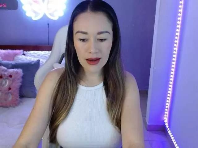 Discover our girls online shows and discover the company of countless livestreamers, with stunning shapes, sex toys and more.