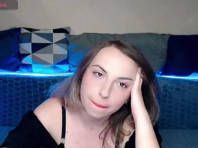 Discover our girls online shows and discover the company of countless livestreamers, with stunning shapes, sex toys and more.