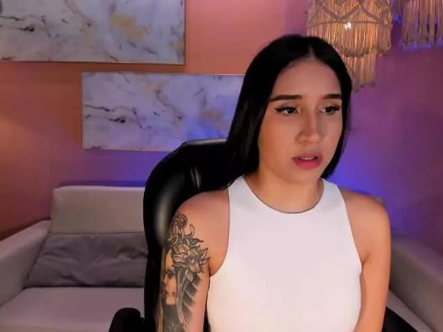 Discover our girls online shows and discover the company of countless livestreamers, with stunning shapes, sex toys and more.