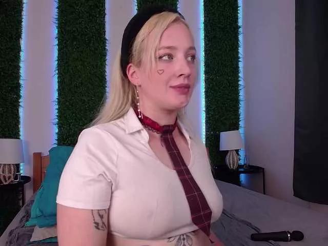 Discover our girls online shows and discover the company of countless livestreamers, with stunning shapes, sex toys and more.