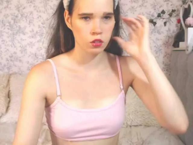 Discover our girls online shows and discover the company of countless livestreamers, with stunning shapes, sex toys and more.