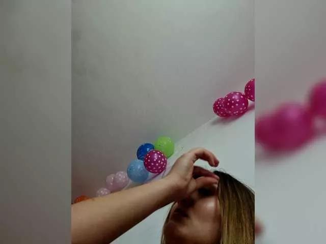 Discover our girls online shows and discover the company of countless livestreamers, with stunning shapes, sex toys and more.