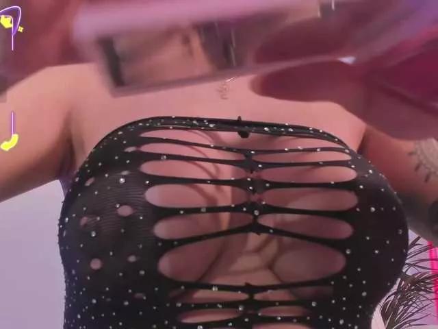Discover our girls online shows and discover the company of countless livestreamers, with stunning shapes, sex toys and more.