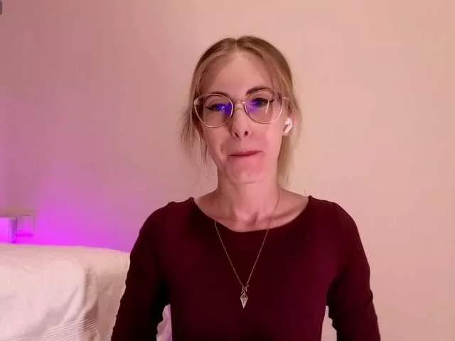 Nikki-Gia from BongaCams