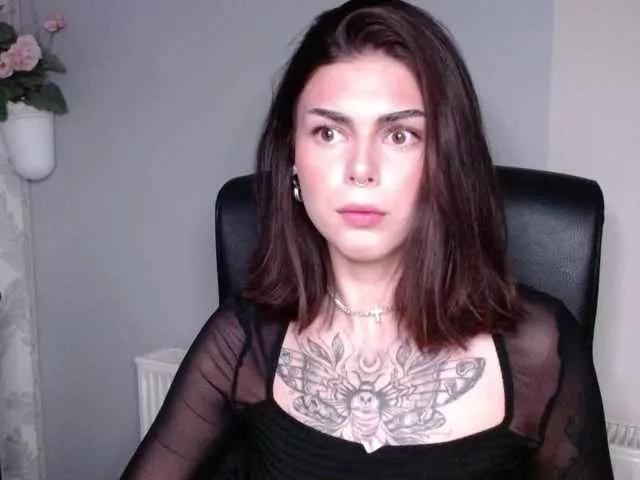 Discover our girls online shows and discover the company of countless livestreamers, with stunning shapes, sex toys and more.