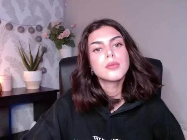 Discover our girls online shows and discover the company of countless livestreamers, with stunning shapes, sex toys and more.