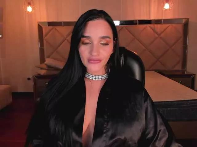 Discover our girls online shows and discover the company of countless livestreamers, with stunning shapes, sex toys and more.