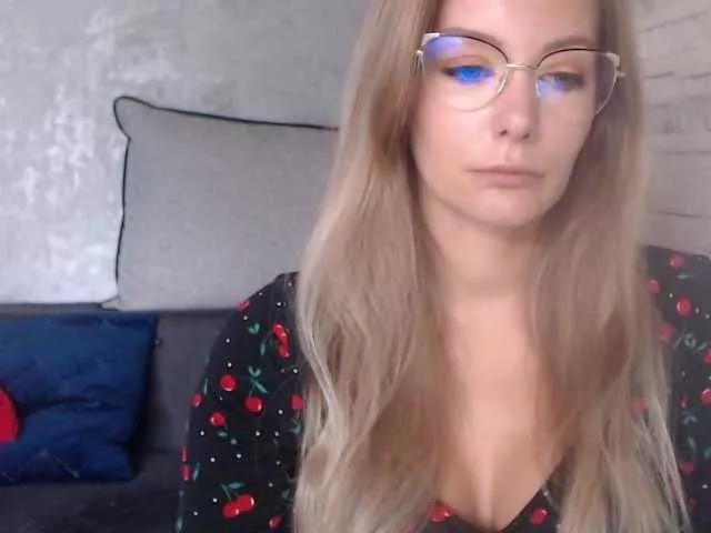 Discover our girls online shows and discover the company of countless livestreamers, with stunning shapes, sex toys and more.