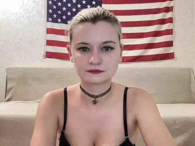 Discover our girls online shows and discover the company of countless livestreamers, with stunning shapes, sex toys and more.