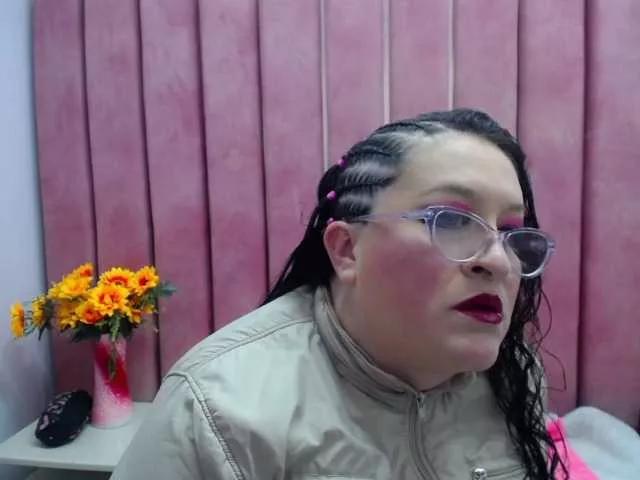 Discover our girls online shows and discover the company of countless livestreamers, with stunning shapes, sex toys and more.