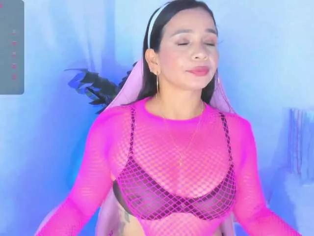 Discover our girls online shows and discover the company of countless livestreamers, with stunning shapes, sex toys and more.