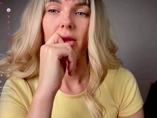Discover our girls online shows and discover the company of countless livestreamers, with stunning shapes, sex toys and more.