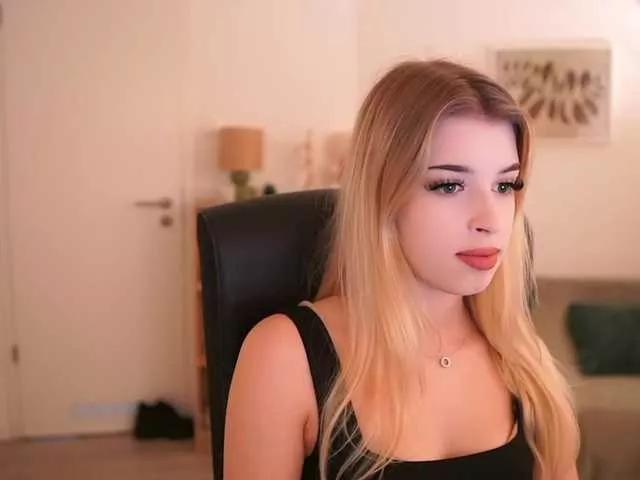 Discover our girls online shows and discover the company of countless livestreamers, with stunning shapes, sex toys and more.