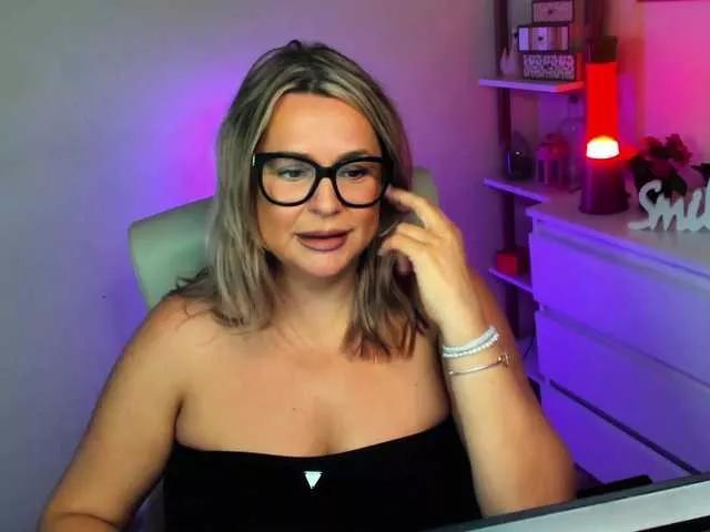 Discover our girls online shows and discover the company of countless livestreamers, with stunning shapes, sex toys and more.