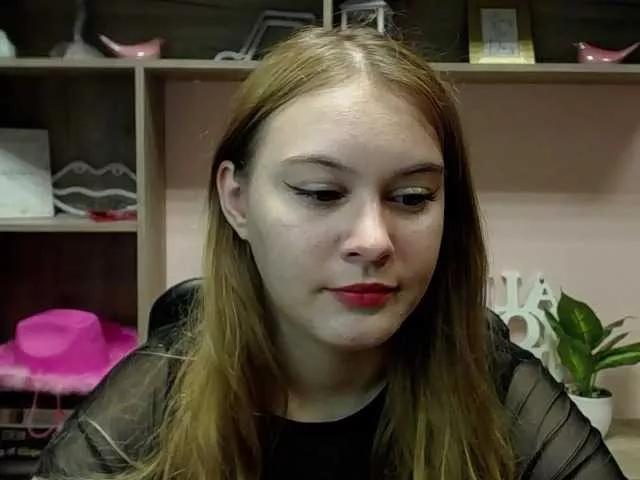 Discover our girls online shows and discover the company of countless livestreamers, with stunning shapes, sex toys and more.
