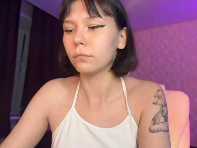 Discover our girls online shows and discover the company of countless livestreamers, with stunning shapes, sex toys and more.