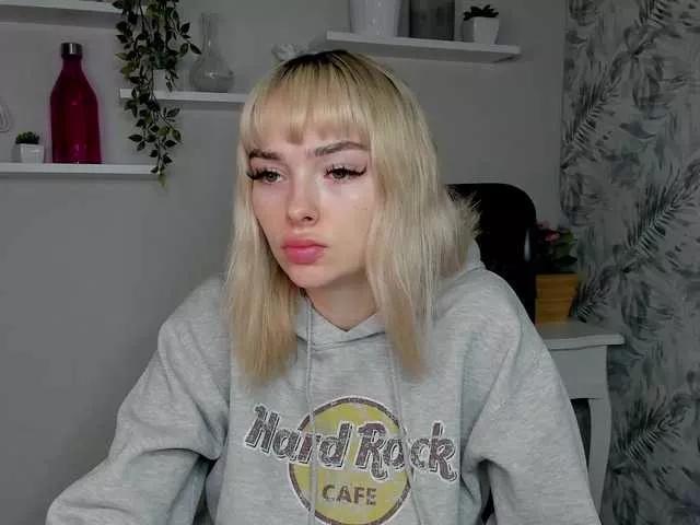 Discover our girls online shows and discover the company of countless livestreamers, with stunning shapes, sex toys and more.