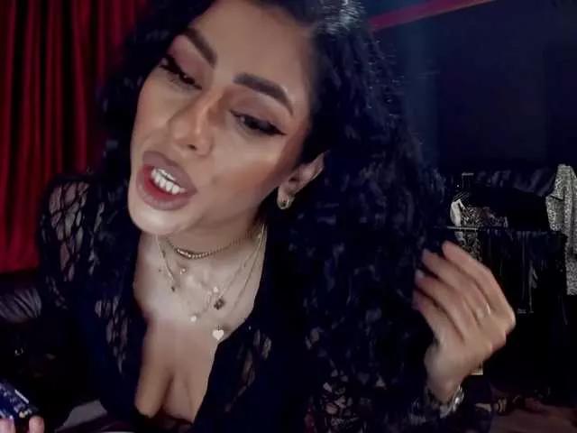Discover our girls online shows and discover the company of countless livestreamers, with stunning shapes, sex toys and more.