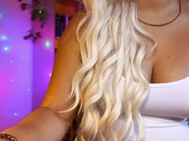 Discover our girls online shows and discover the company of countless livestreamers, with stunning shapes, sex toys and more.