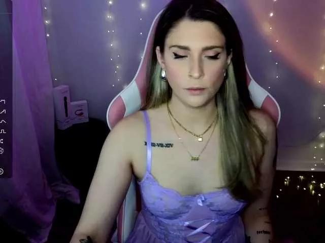Discover our girls online shows and discover the company of countless livestreamers, with stunning shapes, sex toys and more.