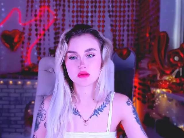 Discover our girls online shows and discover the company of countless livestreamers, with stunning shapes, sex toys and more.