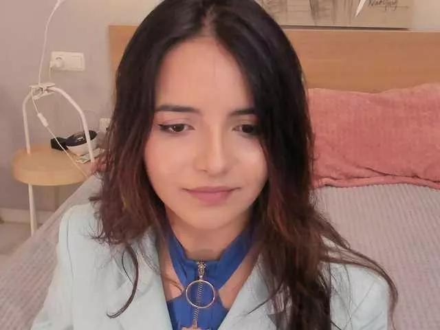 Discover our girls online shows and discover the company of countless livestreamers, with stunning shapes, sex toys and more.