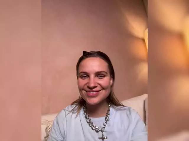 Discover our girls online shows and discover the company of countless livestreamers, with stunning shapes, sex toys and more.