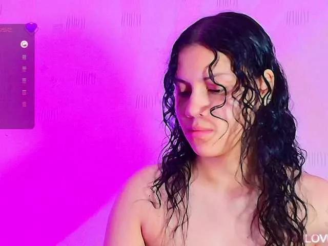 Discover our girls online shows and discover the company of countless livestreamers, with stunning shapes, sex toys and more.