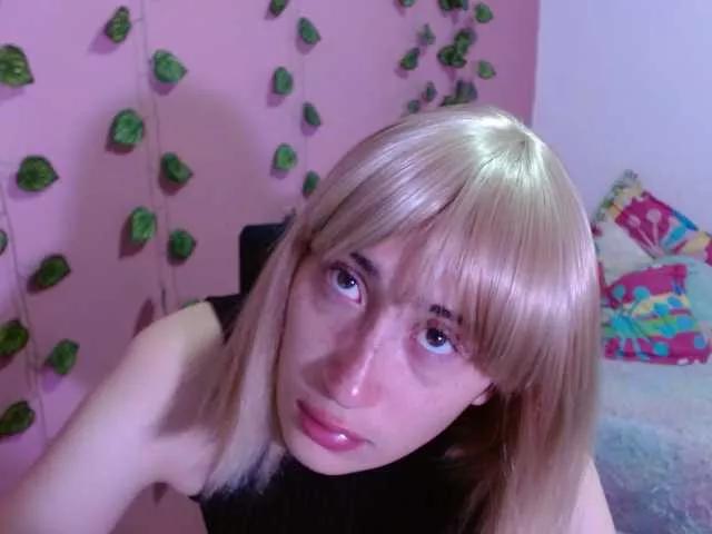 Discover our girls online shows and discover the company of countless livestreamers, with stunning shapes, sex toys and more.