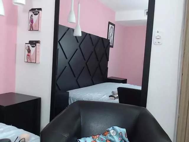Discover our girls online shows and discover the company of countless livestreamers, with stunning shapes, sex toys and more.