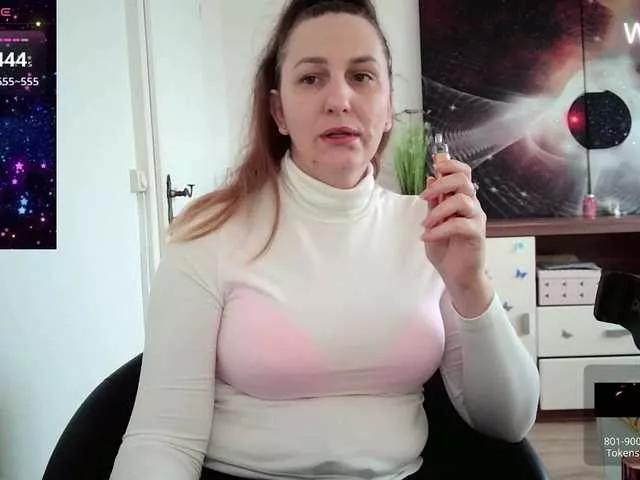 Discover our girls online shows and discover the company of countless livestreamers, with stunning shapes, sex toys and more.