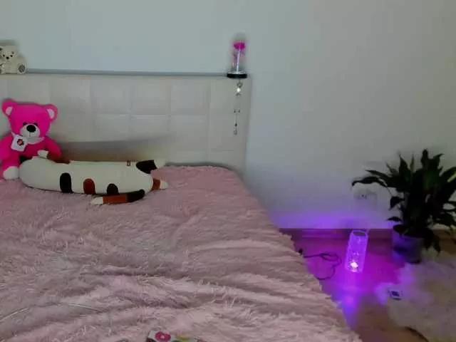 Discover our girls online shows and discover the company of countless livestreamers, with stunning shapes, sex toys and more.
