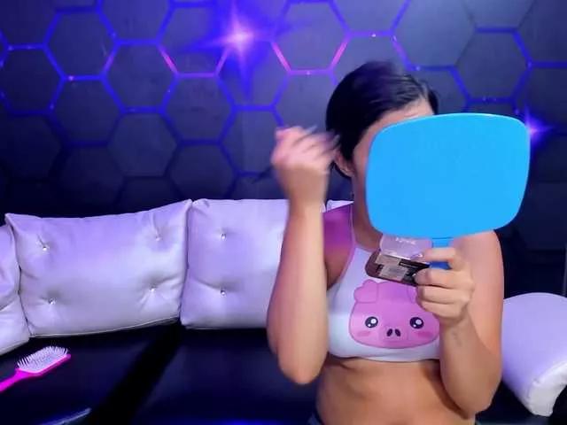 Discover our girls online shows and discover the company of countless livestreamers, with stunning shapes, sex toys and more.