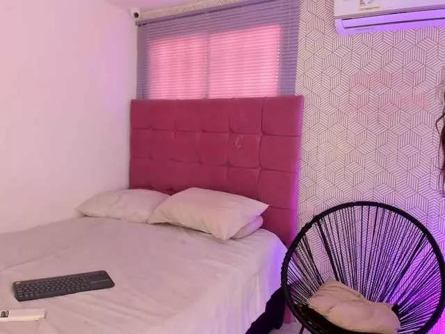 Discover our girls online shows and discover the company of countless livestreamers, with stunning shapes, sex toys and more.