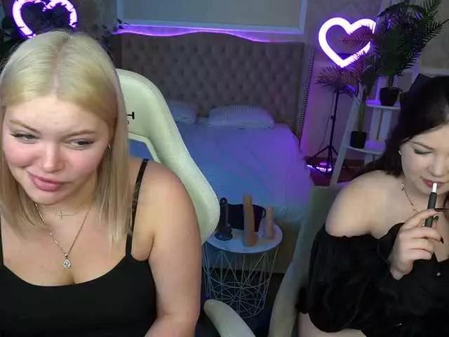 Discover our girls online shows and discover the company of countless livestreamers, with stunning shapes, sex toys and more.