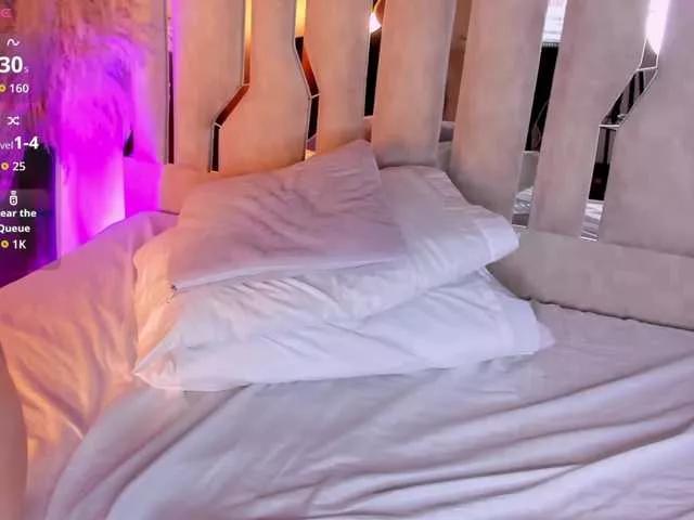 Discover our girls online shows and discover the company of countless livestreamers, with stunning shapes, sex toys and more.