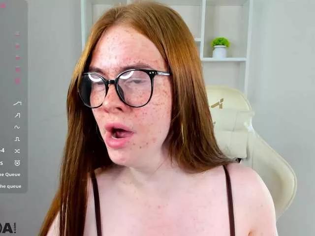 Discover our girls online shows and discover the company of countless livestreamers, with stunning shapes, sex toys and more.