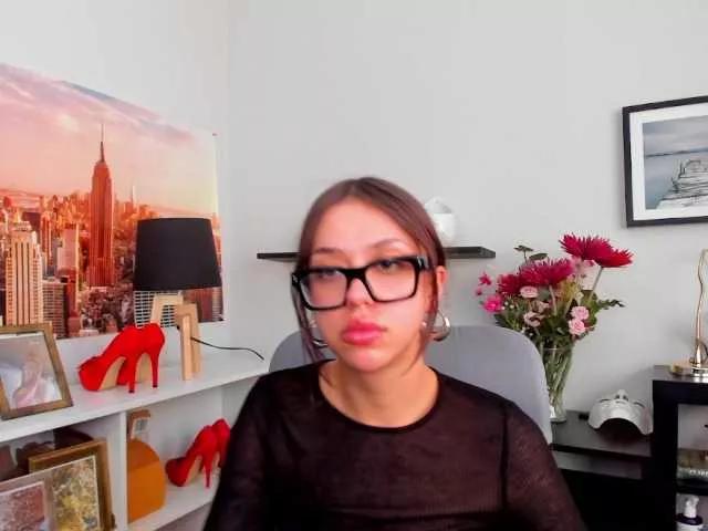Discover our girls online shows and discover the company of countless livestreamers, with stunning shapes, sex toys and more.