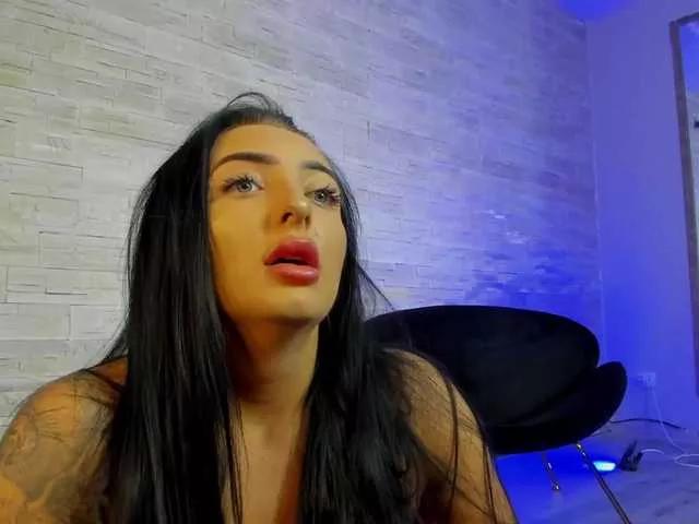 Discover our girls online shows and discover the company of countless livestreamers, with stunning shapes, sex toys and more.