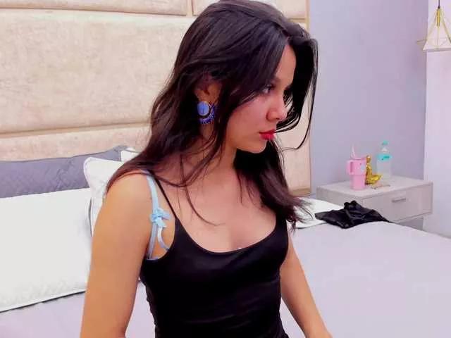 Discover our girls online shows and discover the company of countless livestreamers, with stunning shapes, sex toys and more.