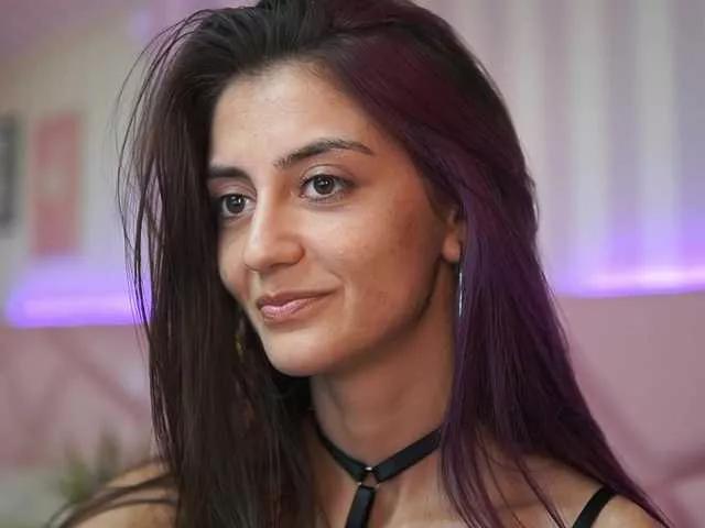 Discover our girls online shows and discover the company of countless livestreamers, with stunning shapes, sex toys and more.