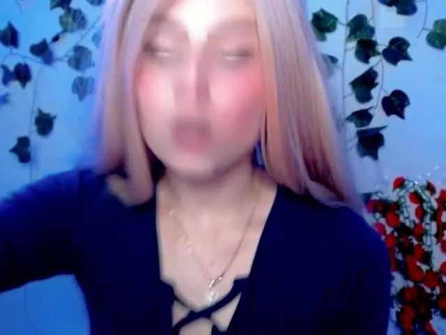 Discover our girls online shows and discover the company of countless livestreamers, with stunning shapes, sex toys and more.