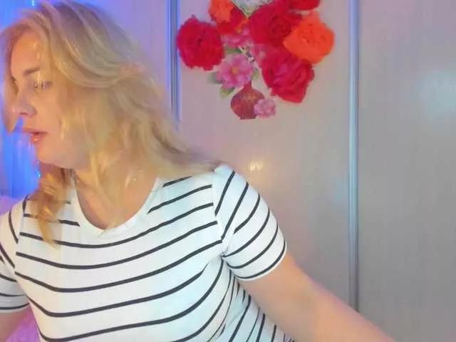 Discover our girls online shows and discover the company of countless livestreamers, with stunning shapes, sex toys and more.