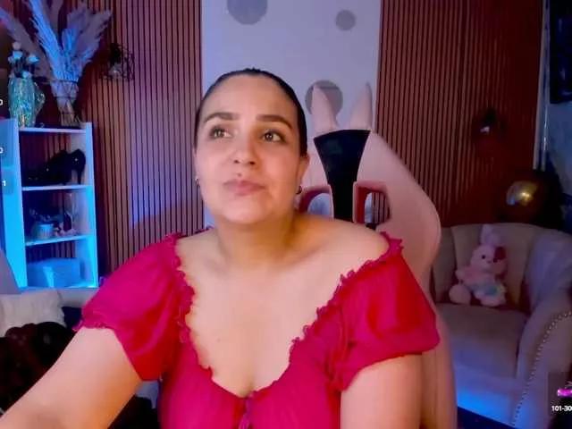 Discover our girls online shows and discover the company of countless livestreamers, with stunning shapes, sex toys and more.