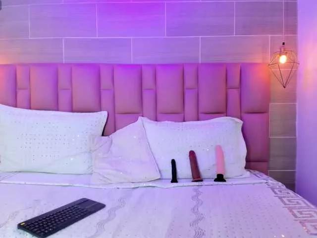 Discover our girls online shows and discover the company of countless livestreamers, with stunning shapes, sex toys and more.