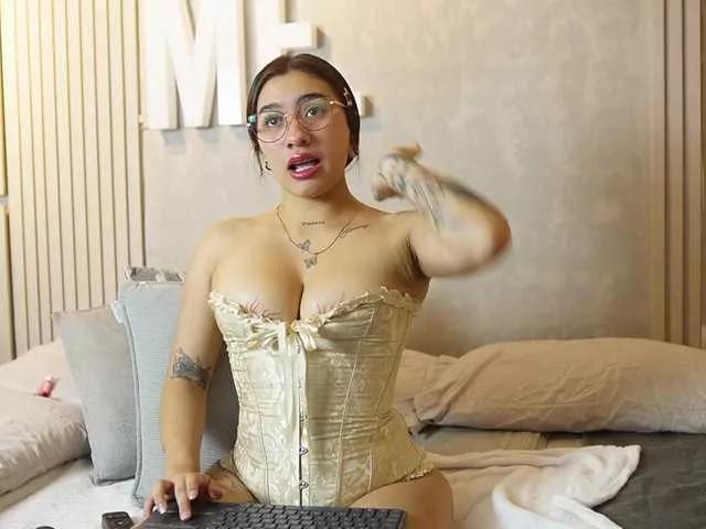 Discover our girls online shows and discover the company of countless livestreamers, with stunning shapes, sex toys and more.