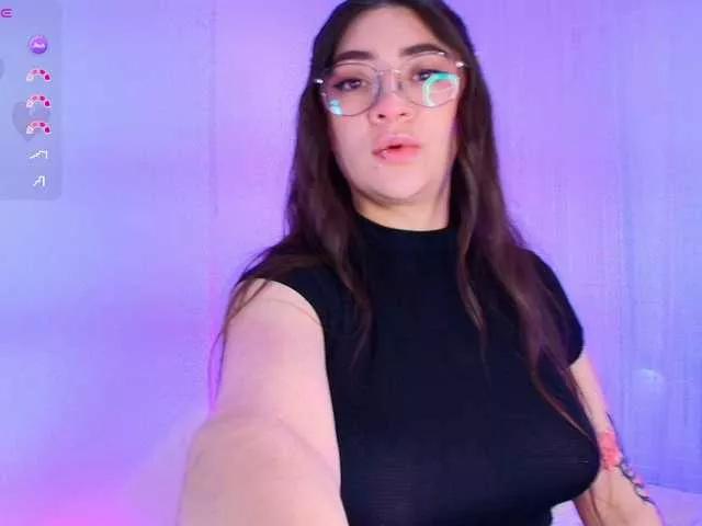 Discover our girls online shows and discover the company of countless livestreamers, with stunning shapes, sex toys and more.