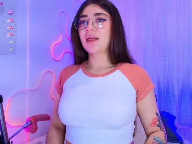 Discover our girls online shows and discover the company of countless livestreamers, with stunning shapes, sex toys and more.