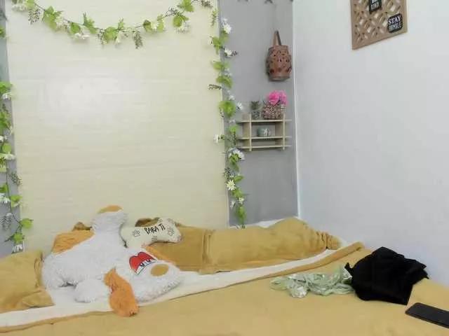 Discover our girls online shows and discover the company of countless livestreamers, with stunning shapes, sex toys and more.