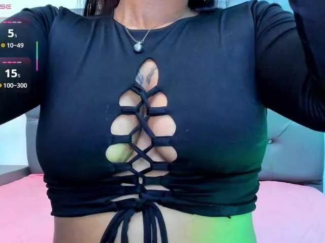 Discover our girls online shows and discover the company of countless livestreamers, with stunning shapes, sex toys and more.